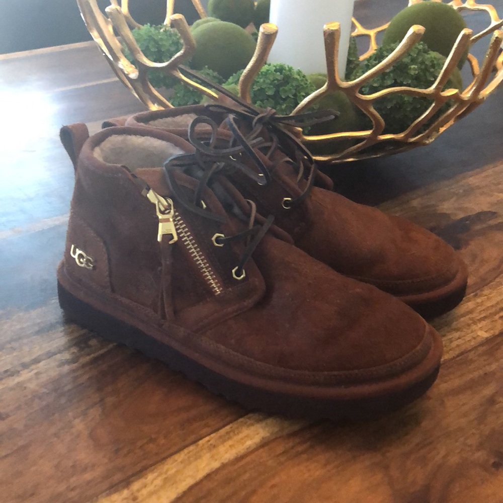 UGG neumel boots S/N 1111954 brown with laces and golden zipper, worn one time